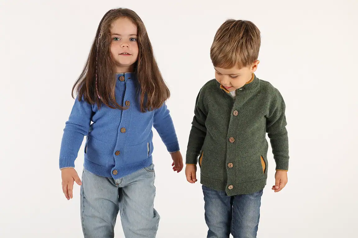 Cardigan bambino in maglia con bottoni e profili a contrasto – Bomber Niki