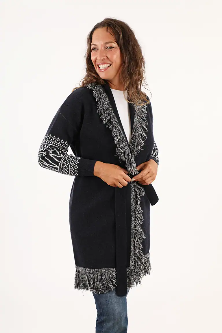 Donna indossa un cardigan nero con dettagli in pelliccia e motivi a maglia, moda autunno-inverno, Maglificio Annamaria, abbigliamento di qualità italiana.