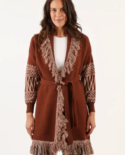 Donna indossa un cappotto marrone con dettagli in pelliccia sintetica e motivi geometrici, perfetto per l'inverno, di Maglificio Annamaria.
