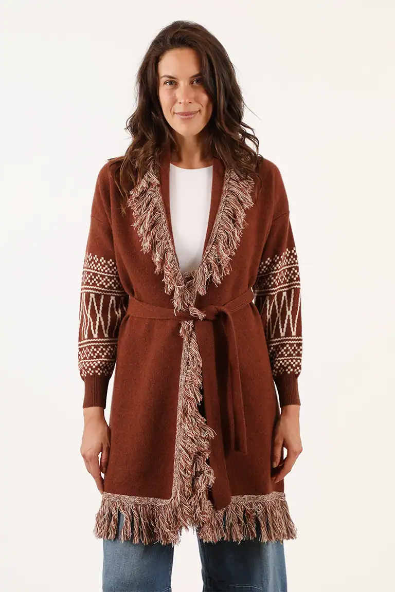 Donna indossa un cappotto marrone con dettagli in pelliccia sintetica e motivi geometrici, perfetto per l'inverno, di Maglificio Annamaria.