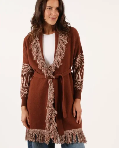 Donna indossa un cardigan marrone con dettagli in pelliccia sintetica e frange, perfetto per uno stile casual e caldo, ideale per l'inverno. Maglificio Annamaria.
