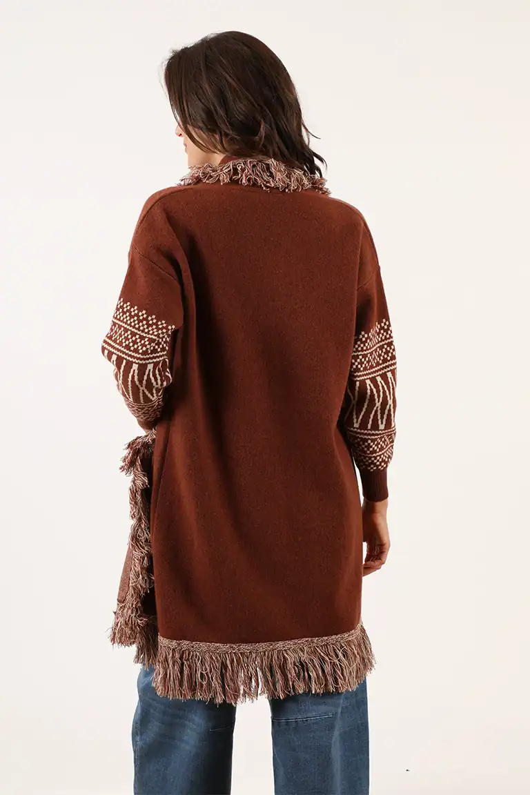 Maglificio Annamaria, cardigan in lana marrone con dettagli a maglia e frange, vista posteriore.