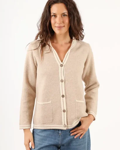 Donna indossa un cardigan beige in lana di alta qualità, perfetto per l'autunno, con tasche frontali e bottoni, in stile elegante e confortevole.