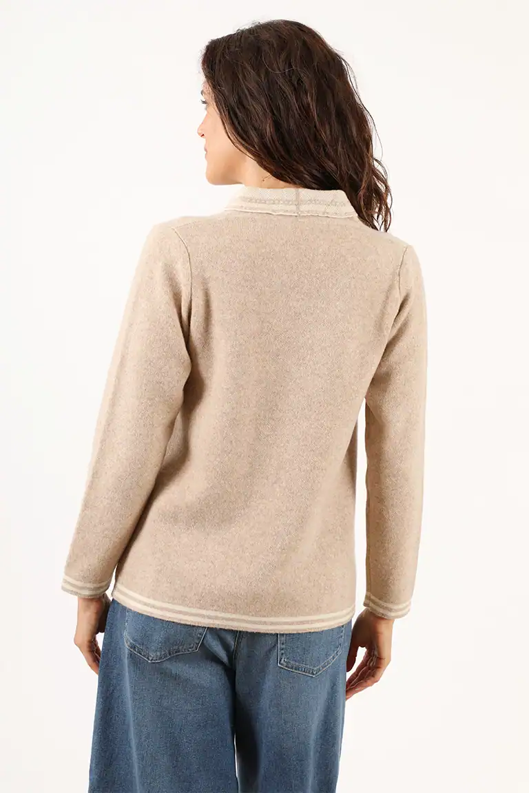 Donna indossa un maglione beige in cashmere di alta qualità, perfetto per un look elegante e confortevole, ideale per la moda autunnale e invernale di Maglificio Annamaria.