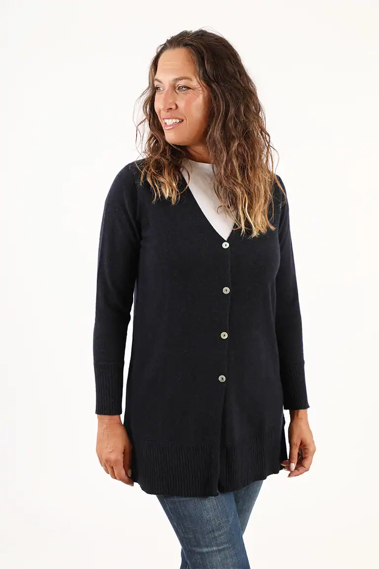 Cardigan nero in lana di alta qualità, ideale per look eleganti e casual, disponibile presso Maglificio Annamaria, specializzato in maglieria artigianale italiana.