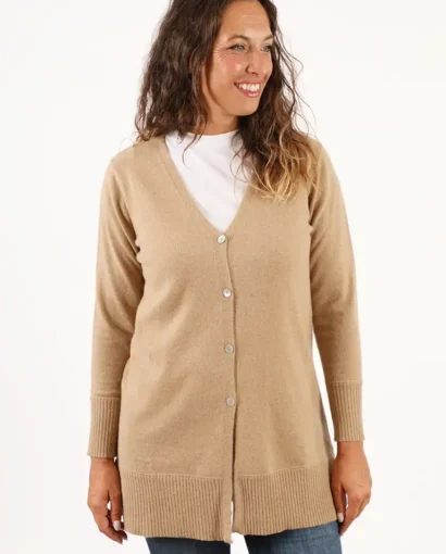 Donna indossa un cardigan beige in cashmere di Maglificio Annamaria, abbigliamento di alta qualità per un look elegante e confortevole.