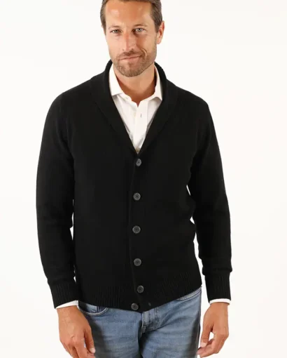 Uomo con cardigan nero, camicia bianca e jeans, stile elegante e casual, in primo piano, per promuovere abbigliamento di qualità da Maglificio Annamaria.