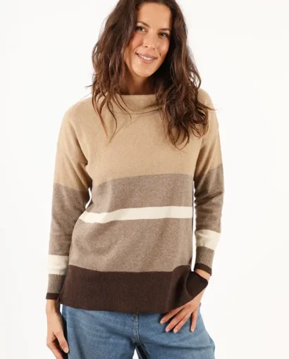 Donna indossa un maglione color block beige, marrone e crema, in stile casual, perfetto per l'autunno, con un sorriso e look naturale, rappresentando la moda di Maglificio Annamaria.