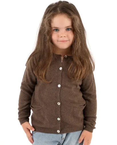 Bambina con maglione marrone e jeans chiari, abbigliamento di alta qualità del Maglificio Annamaria, ideale per bambini, moda e comfort.