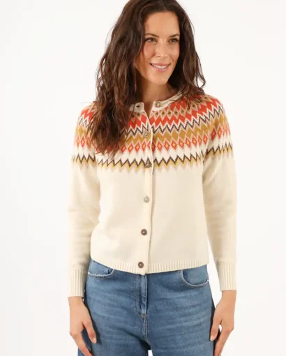 Donna indossa un cardigan in lana con motivo jacquard colorato, perfetto per look autunnali e invernali, disponibile presso Maglificio Annamaria.