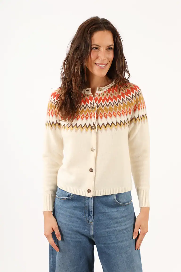 Donna indossa un cardigan in lana con motivo jacquard colorato, perfetto per look autunnali e invernali, disponibile presso Maglificio Annamaria.