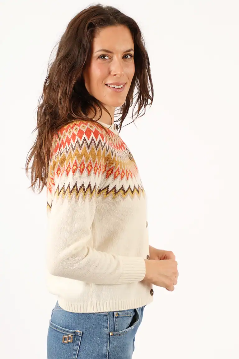 Donna indossa un maglione in lana con motivo zigzag colorato, perfetto per l'inverno, da Maglificio Annamaria, specializzato in maglieria di alta qualità in Italia.
