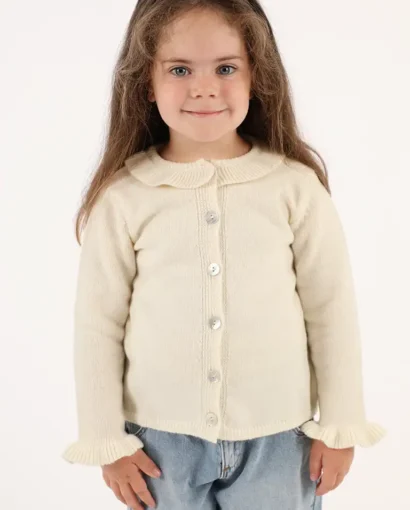 Bambina con cardigan crema e jeans, moda bambini, abbigliamento di qualità, Maglificio Annamaria, stile e comfort per i più piccoli.