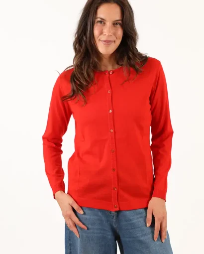 Donna indossa un cardigan rosso di Maglificio Annamaria, abbigliamento di alta qualità e stile italiano, perfetto per ogni stagione.