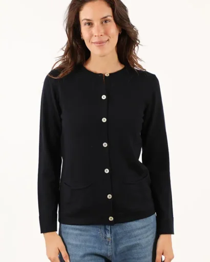Donna indossa un cardigan nero con bottoni bianchi, stile classico e elegante, perfetto per look casual e formali, realizzato da Maglificio Annamaria.