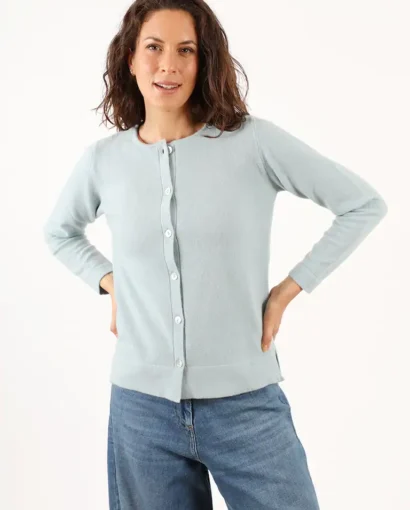 Donna indossa un cardigan azzurro chiaro e jeans, moda casual elegante, Maglificio Annamaria, abbigliamento donna, stile semplice e raffinato.