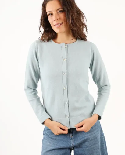 Donna indossa un cardigan azzurro chiaro e jeans, moda autunno-inverno, Maglificio Annamaria, abbigliamento donna di alta qualità, stile casual elegante.