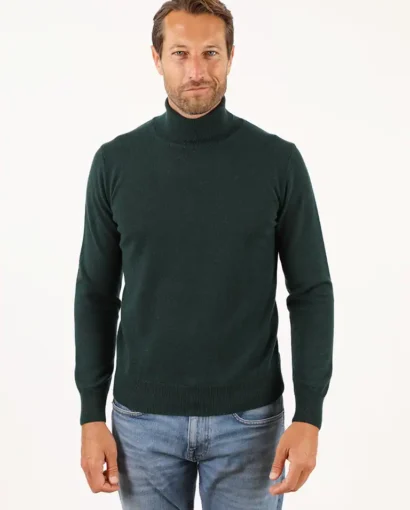 Uomo con maglione verde scuro e jeans, moda autunnale, stile casual, abbigliamento di alta qualità, Maglificio Annamaria, Italia.