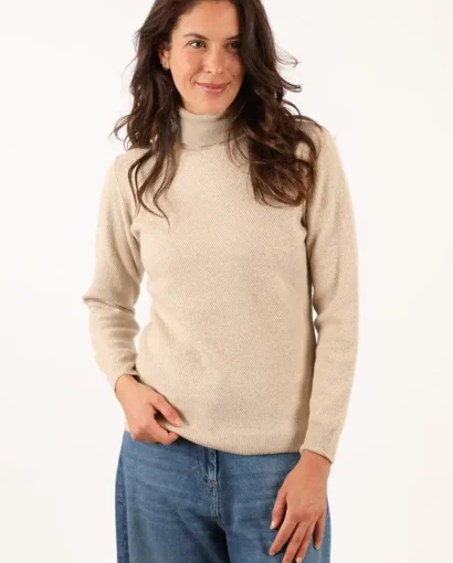 Donna con maglione beige a collo alto e jeans blu, moda autunnale elegante e confortevole, Maglificio Annamaria.