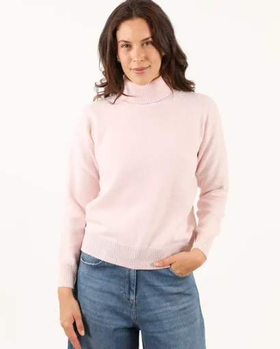 Donna indossa un maglione rosa chiaro e jeans blu, moda autunno-inverno, abbigliamento casual elegante, Maglificio Annamaria.