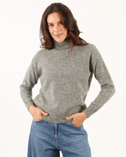 Donna indossa un maglione grigio e jeans blu, moda autunnale elegante e confortevole, perfetta per il sito Maglificio Annamaria.