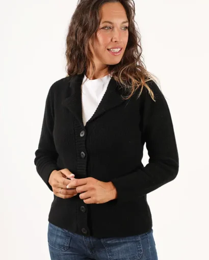 Donna indossa un cardigan nero di Maglificio Annamaria, perfetto per uno stile elegante e confortevole, realizzato con materiali di alta qualità. Ideale per ogni stagione.