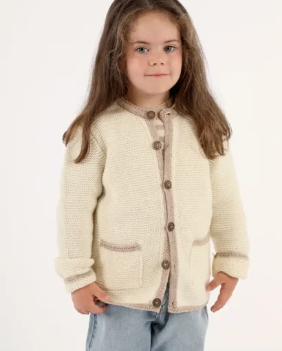 Bambina con maglione beige e pantaloni azzurri, moda autunno-inverno, abbigliamento per bambini di Maglificio Annamaria.