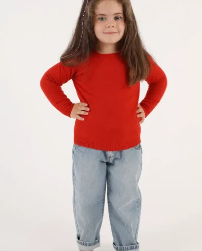 Bambina con maglione rosso e pantaloni di jeans, immagine di moda per bambini, abbigliamento di qualità, Maglificio Annamaria.