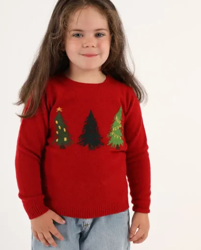 Bambina indossa un maglione natalizio rosso con alberi di Natale decorativi, perfetto per le festività, in un'immagine di alta qualità di Maglificio Annamaria.