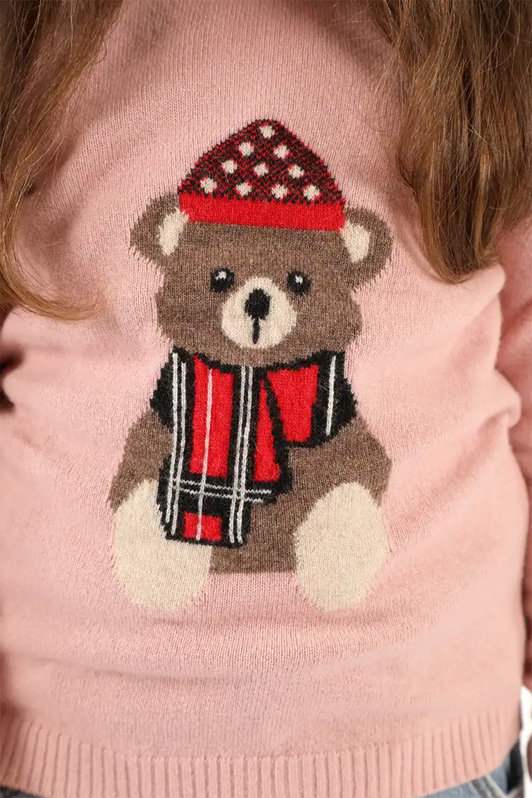 Maglificio Annamaria, maglione rosa con orsetto decorativo natalizio, dettaglio di alta qualità e stile elegante per bambini, ideale per le festività.