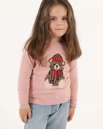 Bambina con maglione rosa con orsetto e cappello rosso, abbigliamento per bambini di Maglificio Annamaria, moda infantile di alta qualità in Italia.