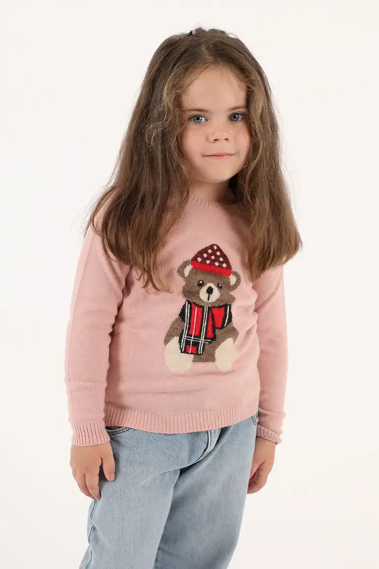 Bambina con maglione rosa con orsetto e cappello rosso, abbigliamento per bambini di Maglificio Annamaria, moda infantile di alta qualità in Italia.
