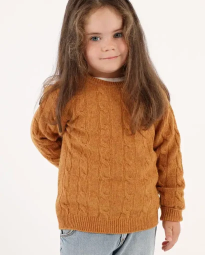 Bambina con maglione di lana color senape e jeans chiari, moda bambini, abbigliamento di qualità, Maglificio Annamaria.