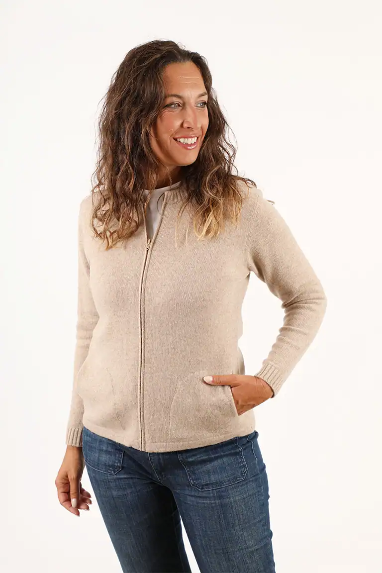 Donna indossa un maglione beige in cashmere di alta qualità, perfetto per uno stile elegante e confortevole, con sfondo bianco per evidenziare il prodotto Maglificio Annamaria.