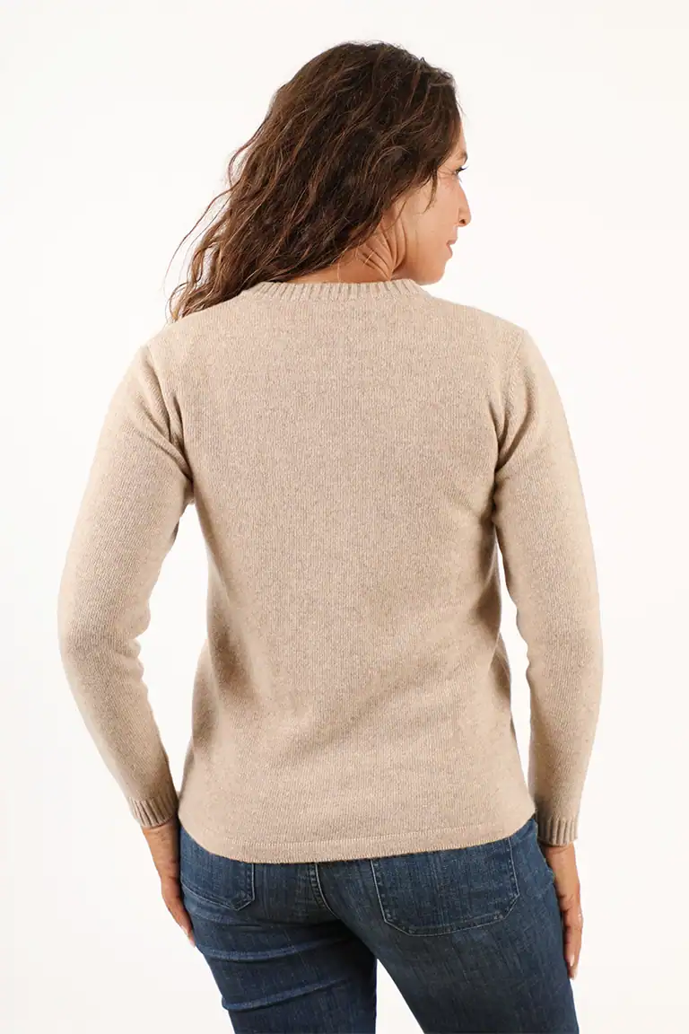 Maglificio Annamaria maglione beige in lana, vista posteriore, abbigliamento di alta qualità per donna, stile classico e comfort, prodotto artigianale italiano.