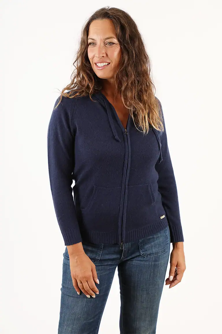 Donna indossa un cardigan blu navy in cashmere di Maglificio Annamaria, perfetto per uno stile elegante e confortevole, con dettagli di alta qualità e lavorazione artigianale.