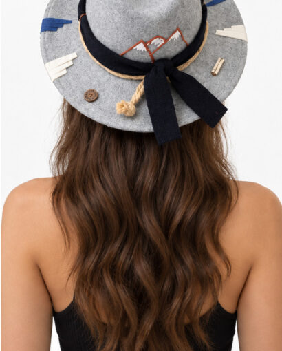 Cappello in feltro ricamato a mano