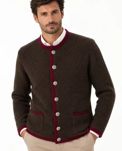 Uomo con giacca in maglia marrone con dettagli bordeaux, stile elegante e casual, per look autunnale e invernale, prodotto di Maglificio Annamaria.
