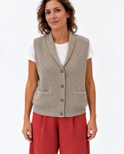 Donna con maglione senza maniche beige, maglificio Annararia, abbigliamento di alta qualità, stile casual elegante, moda italiana, produzione artigianale, capi di maglieria, look autunnale.