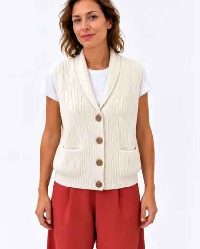 Donna con vestito senza maniche e pantaloni rossi, moda elegante e casual, Maglificio Annamaria, abbigliamento donna di alta qualità, stile italiano, comfort e raffinatezza.
