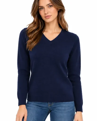 Maglificio Annamaria maglione blu a maniche lunghe e scollo a V indossato da una modella con jeans azzurri, abbigliamento di alta qualità e stile elegante.