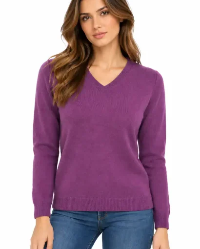 Maglificio Annamaria maglione viola a collo a V indossato da una donna con jeans blu, moda donna, abbigliamento di qualità, stile elegante e confortevole.