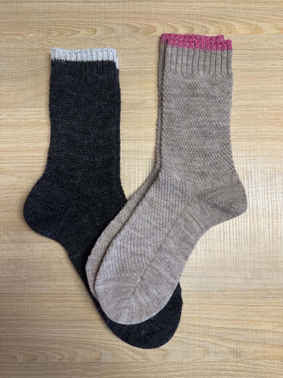 Calze di lana colorate con dettagli a righe, ideali per l'inverno, prodotte dal Maglificio Annamaria, specializzato in maglieria di alta qualità in Italia.