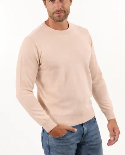 Uomo con maglione beige e jeans blu, stile casual, in studio bianco, moda uomo, maglieria di alta qualità, Maglificio Annamaria.