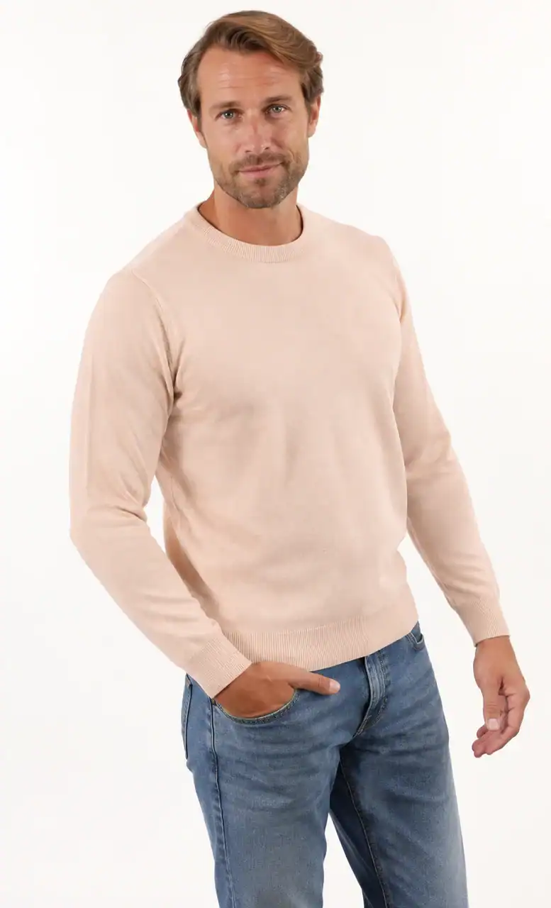 Uomo con maglione beige e jeans blu, stile casual, in studio bianco, moda uomo, maglieria di alta qualità, Maglificio Annamaria.